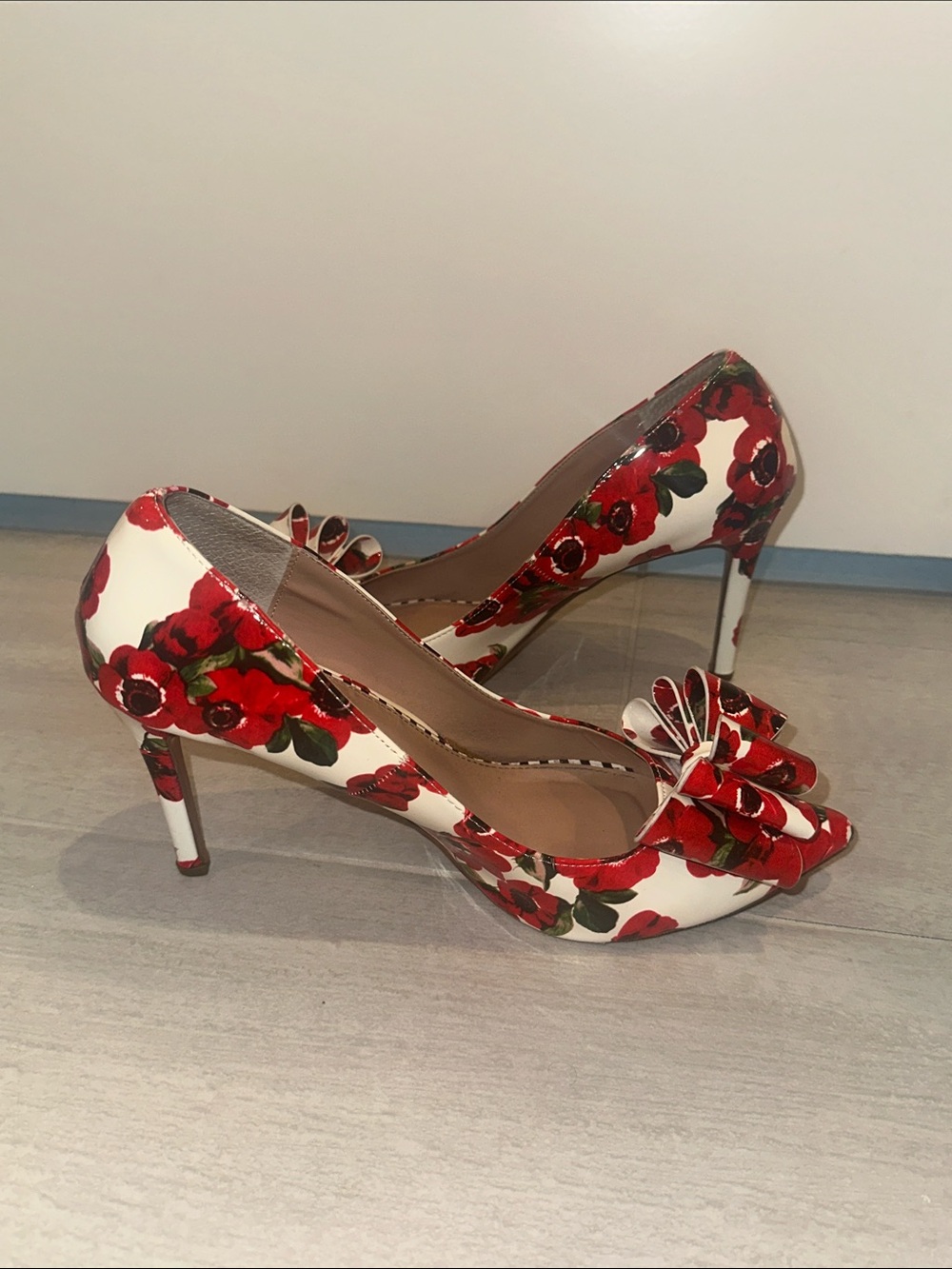GUC Betsey Johnson Brand Red Rose Floral Bow Pointed-Toe High Heels White Flower - Picture 13 of 16